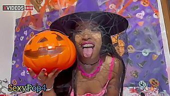 Morena Rabuda Trải Qua Một Cuộc Gặp Gỡ Nóng Bỏng Với Một Đối Tác Khó Tính Trong Ngày Halloween.